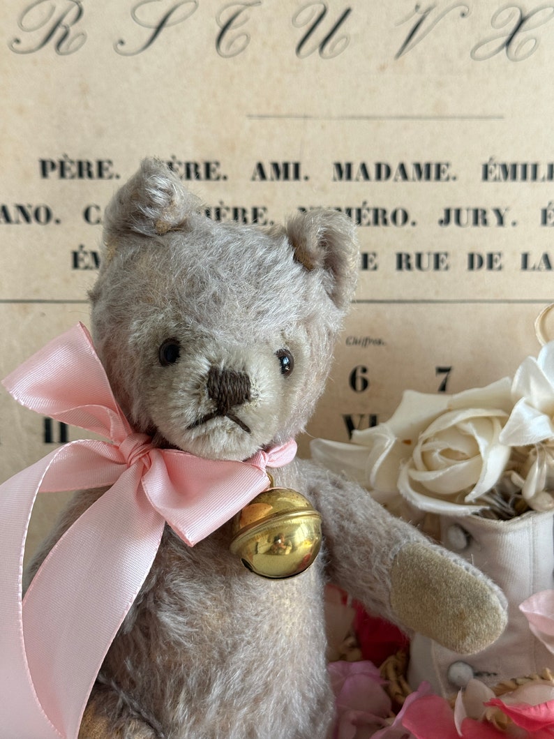 RARETÉ Doux vieux ours en peluche vintage avec cloche et arc ROSE Fourrure mohair légère Ours de la marque Steiff Allemagne de 1950 image 3