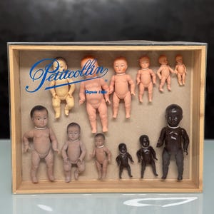 RZADKI! Stare drewniane pudełko wystawowe z lalkami w stylu vintage dla lalek - 11 sztuk | „Bébés du Monde” Petitcollina, Francja