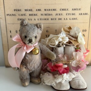 RARETÉ Doux vieux ours en peluche vintage avec cloche et arc ROSE Fourrure mohair légère Ours de la marque Steiff Allemagne de 1950 image 4