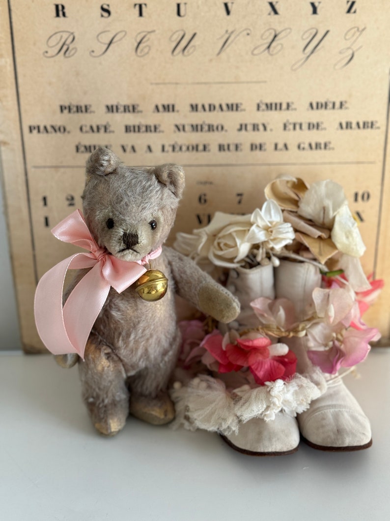 RARETÉ Doux vieux ours en peluche vintage avec cloche et arc ROSE Fourrure mohair légère Ours de la marque Steiff Allemagne de 1950 image 4