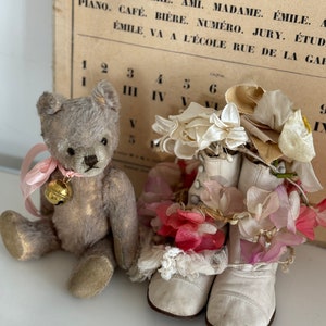 RARETÉ Doux vieux ours en peluche vintage avec cloche et arc ROSE Fourrure mohair légère Ours de la marque Steiff Allemagne de 1950 image 6