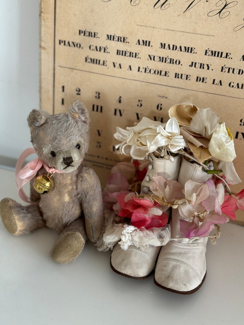 RARETÉ Doux vieux ours en peluche vintage avec cloche et arc ROSE Fourrure mohair légère Ours de la marque Steiff Allemagne de 1950 image 6