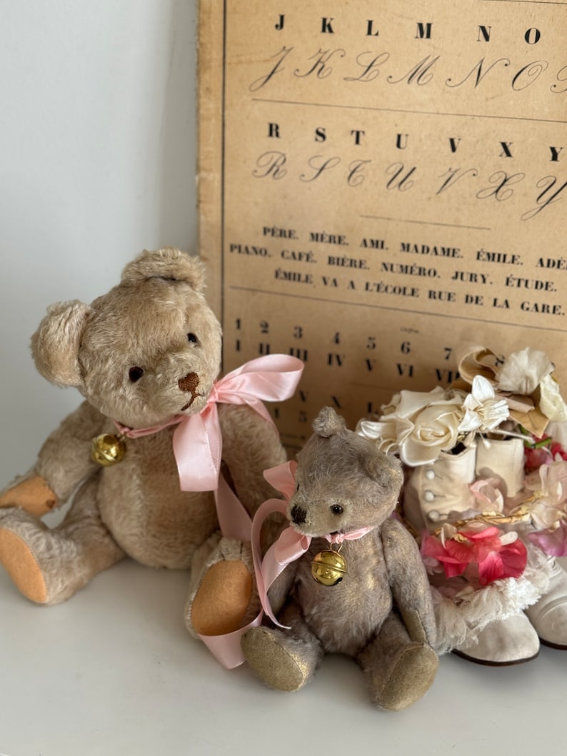 RARETÉ Doux vieux ours en peluche vintage avec cloche et arc ROSE Fourrure mohair légère Ours de la marque Steiff Allemagne de 1950 image 7