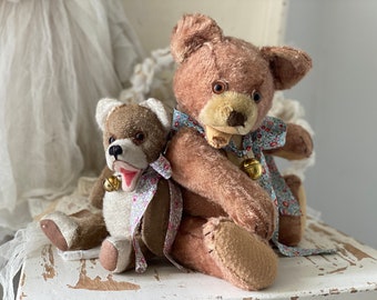 ADOPT US!! Set of 2x Old Timeworn Loved Shabby Vintage Toy Fuzzy Teddy Bears with LIBERTY Flower Ribbon Bow & Brass Bell | Germany ±1940 bis