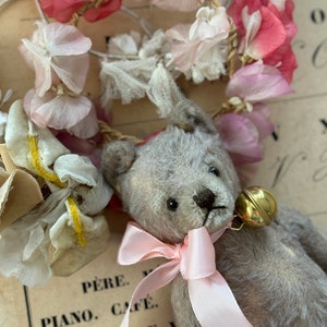 RARETÉ Doux vieux ours en peluche vintage avec cloche et arc ROSE Fourrure mohair légère Ours de la marque Steiff Allemagne de 1950 image 10