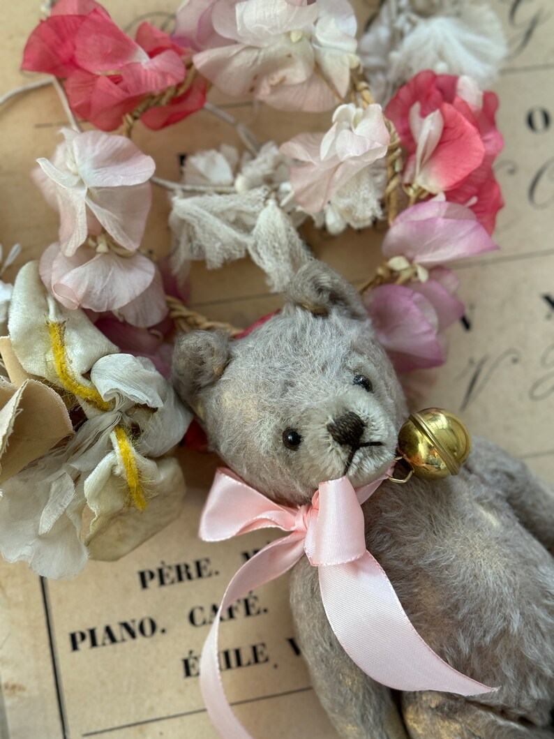 RARETÉ Doux vieux ours en peluche vintage avec cloche et arc ROSE Fourrure mohair légère Ours de la marque Steiff Allemagne de 1950 image 10