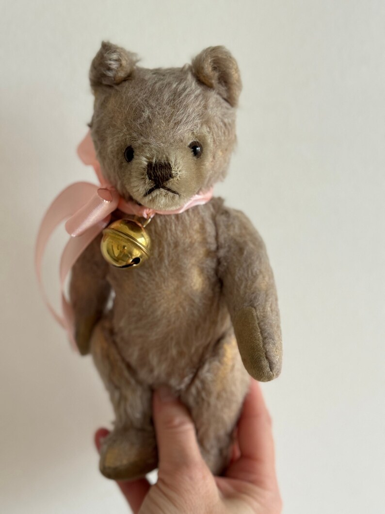 RARETÉ Doux vieux ours en peluche vintage avec cloche et arc ROSE Fourrure mohair légère Ours de la marque Steiff Allemagne de 1950 image 1