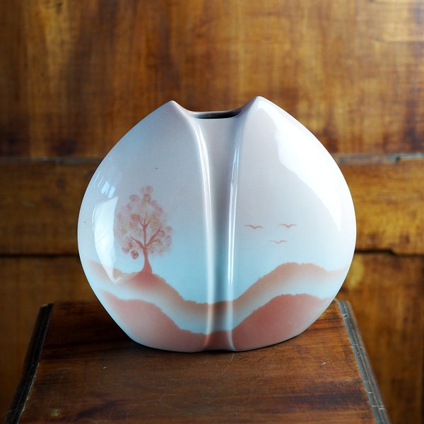 Vase lentille rose, paysage poétique arbre & vol d'oiseaux - Yves Mohy, porcelaine de Virebent - années 80