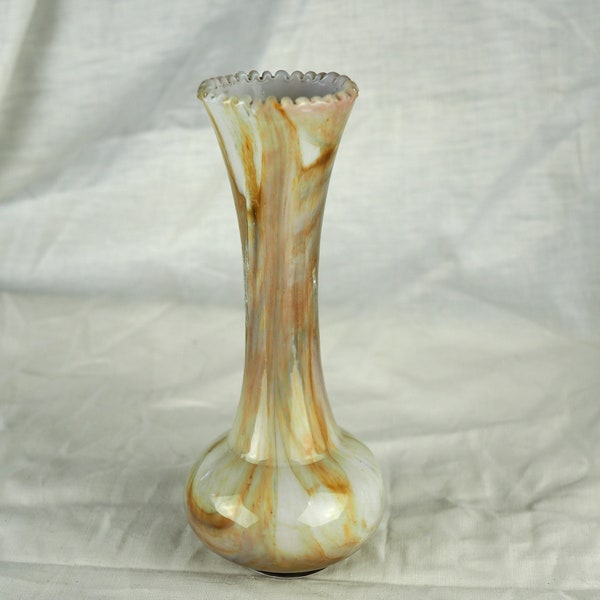 Vase en verre soufflé à col dentelé, blanc marbré à inclusions d'or -  fin XIXème