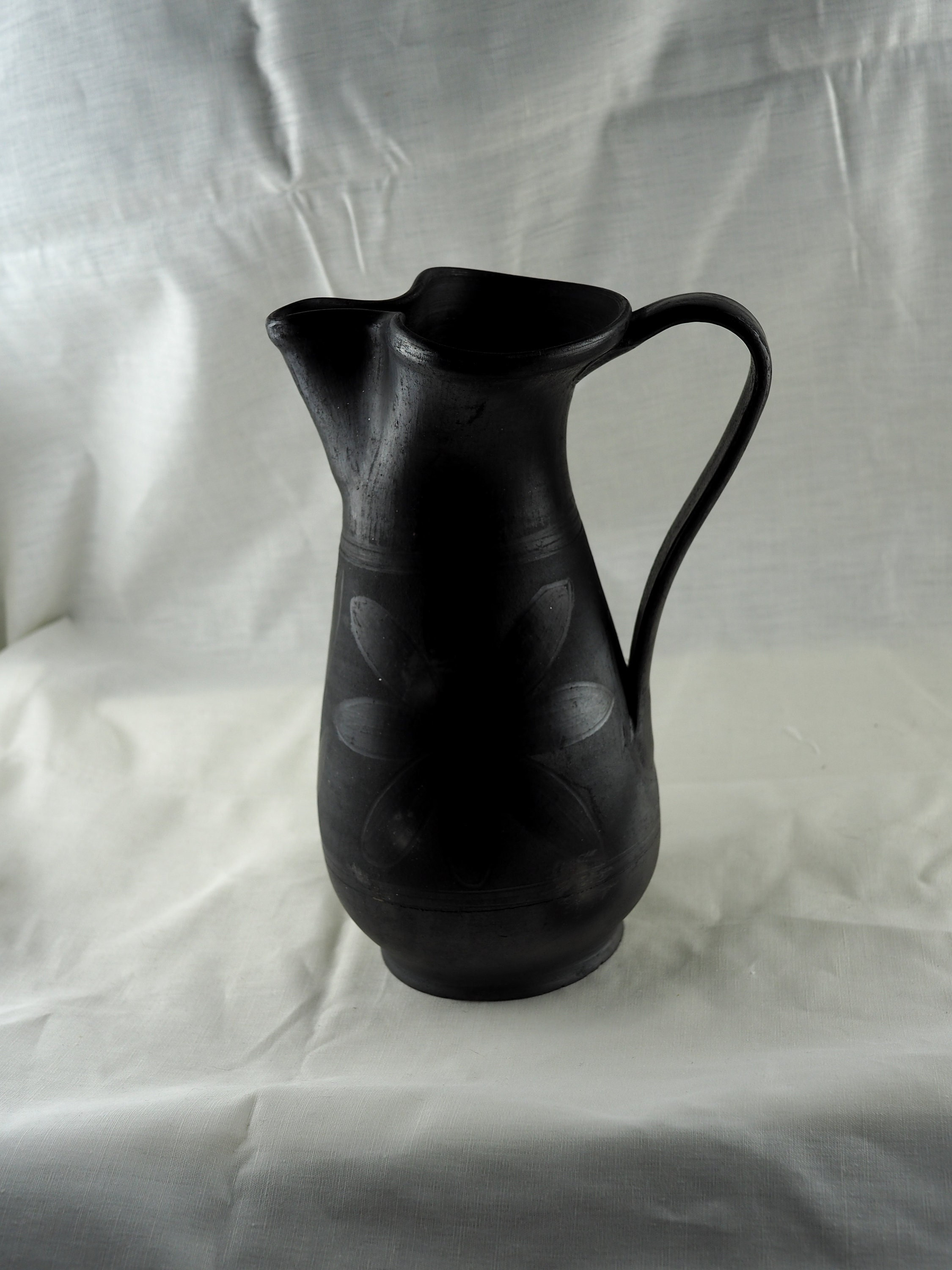 Pichet Noir à Fleur Stylisée - Poterie Noire de Bisalhães Xxème