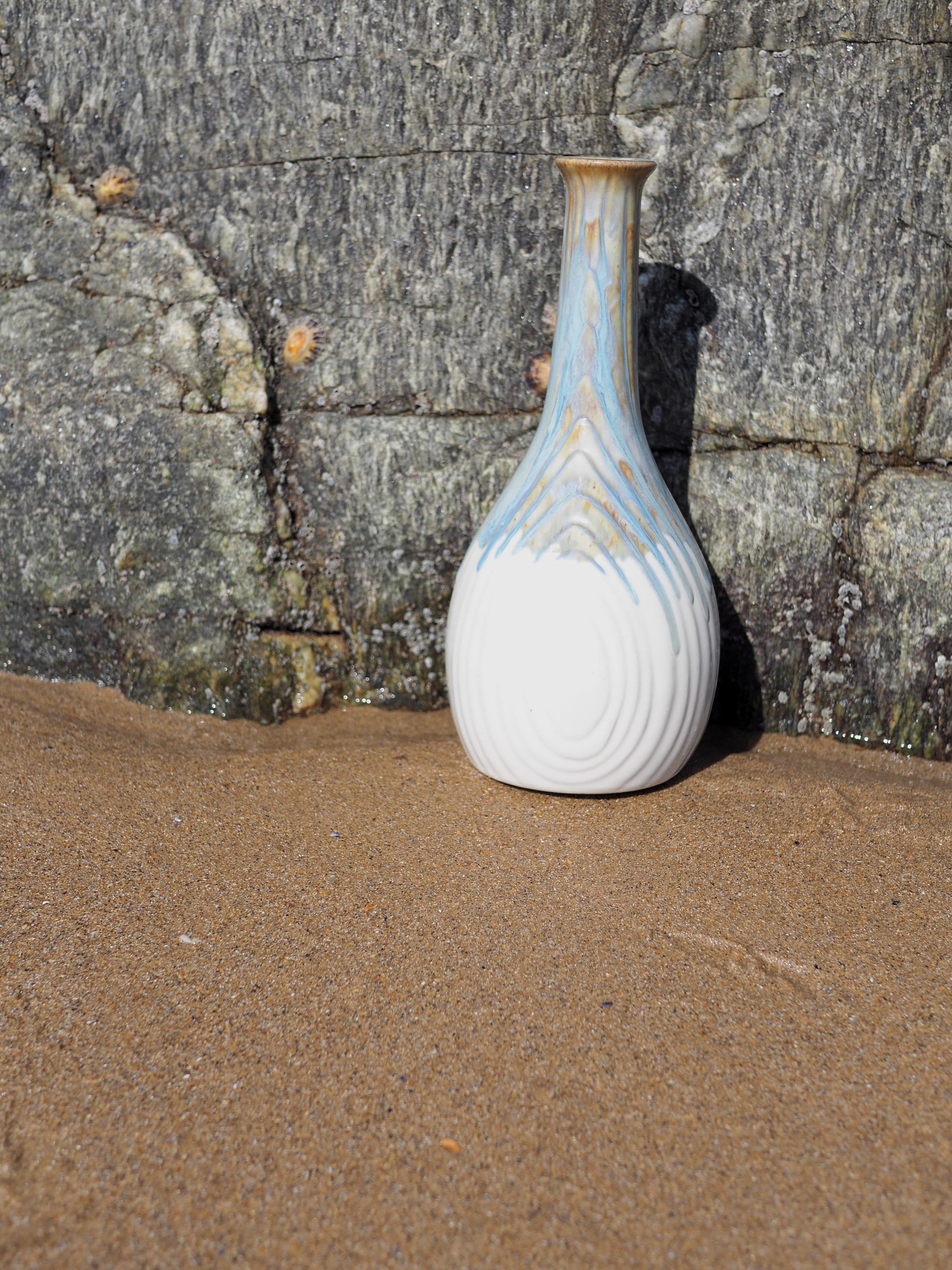 Vase Soliflore en Grès Nuage Bleu - Gris Blanc à Forme Striée Rhoda Deuxième Moitié Du Xxème