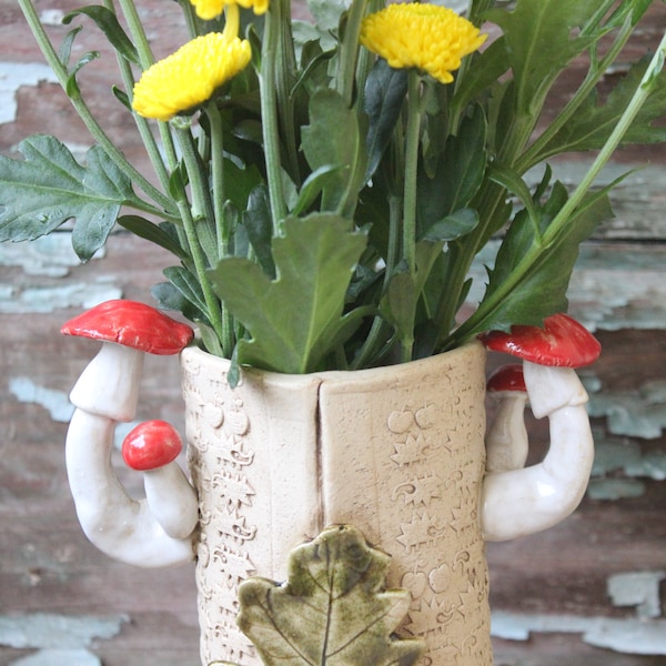 Vase mit Pilzbewuchs, Blumenvase, Strauß, Blumenstrauß