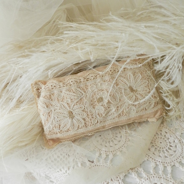 Petit coussin dentelle romantique / dentelle ancienne / vintage / style brocante / shabby chic