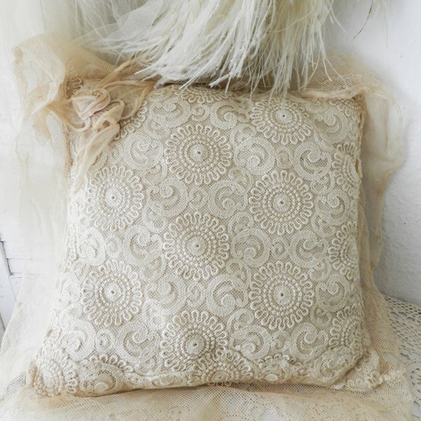 Petit coussin dentelle romantique / dentelle ancienne / vintage / style brocante / shabby chic