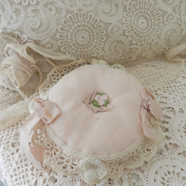 Petit coussin dentelle romantique / dentelle ancienne / vintage / style brocante / shabby chic