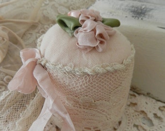 Romantisches kleines  Nadelkissen - Spitzenkissen / alte Spitze / Vintage / Brocante Stil / Shabby chic