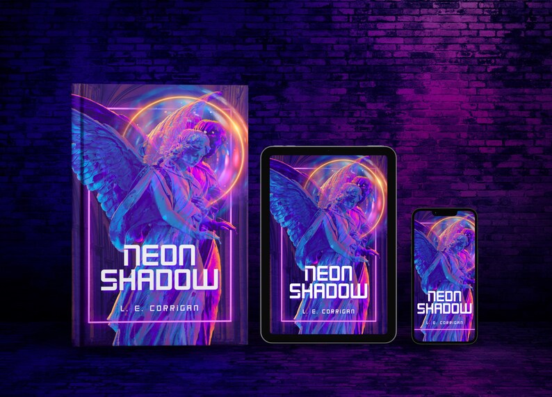 Puede incluir: Un libro, una tableta y un tel&eacute;fono inteligente que muestran la misma portada con una estatua de un &aacute;ngel con alas, iluminada por efectos de luz de ne&oacute;n rosa y naranja circulares, con el texto Neon Shadow de L. E. Corrigan.