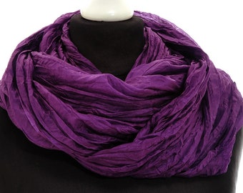 Écharpe, soie, foulard en soie, foulard tube, peint à la main en violet uni, boléro, froissé, étole, parfait pour les fêtes et autres occasions spéciales