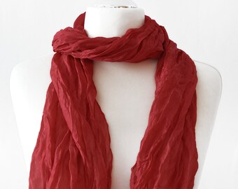 Seidenschal, Schal aus reine Seide, Crinkle Schal, Einfarbig,  Handgemalt in gedecktes rot und Gecrasht
