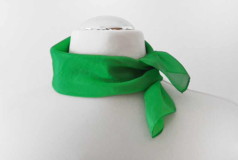Seidentuch, Tuch, Nickituch, einfarbig, handgemalt mit Dampffixierbare Farbe in grün, Luftig-leichter Hals Schmeichler Bild 2