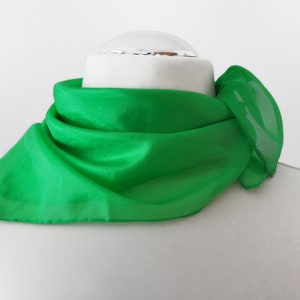 Seidentuch, Tuch, Nickituch, einfarbig, handgemalt mit Dampffixierbare Farbe in grün, Luftig-leichter Hals Schmeichler Bild 1