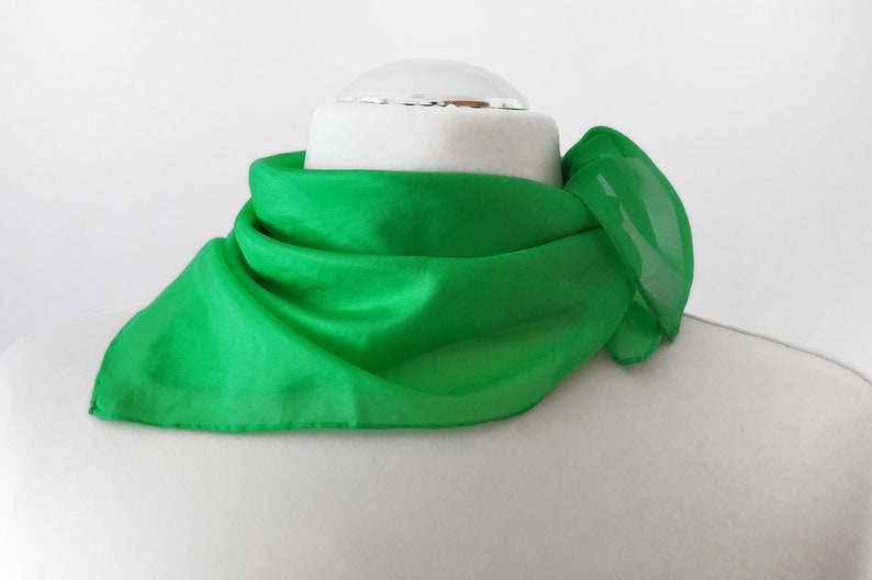 Seidentuch, Tuch, Nickituch, einfarbig, handgemalt mit Dampffixierbare Farbe in grün, Luftig-leichter Hals Schmeichler Bild 1