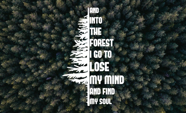 Puede incluir: Una vista a&eacute;rea de un bosque con una silueta de &aacute;rbol blanca en el centro. El &aacute;rbol est&aacute; formado por las palabras "And into the forest I go to lose my mind and find my soul."