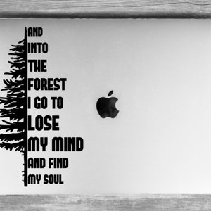Puede incluir: Una pegatina en blanco y negro con una silueta de &aacute;rbol y el texto "And into the forest I go to lose my mind and find my soul."