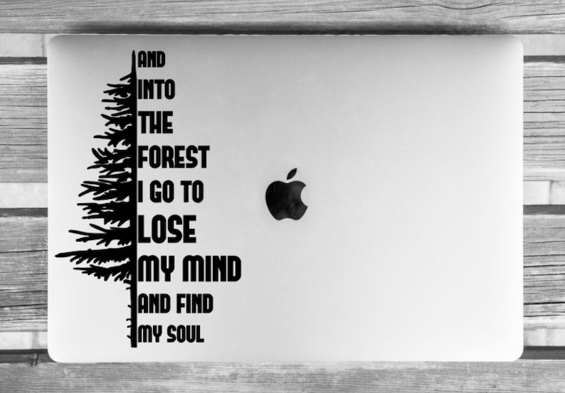 Puede incluir: Una pegatina en blanco y negro con una silueta de &aacute;rbol y el texto "And into the forest I go to lose my mind and find my soul."