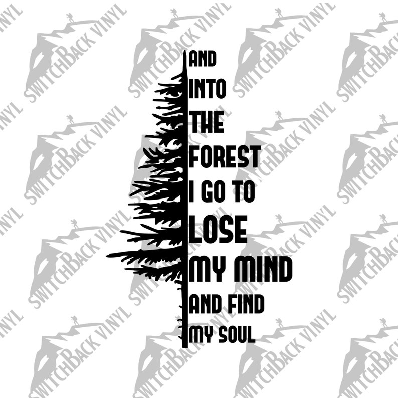 Pu&ograve; includere: Grafica in bianco e nero di un pino con il testo "And into the forest I go to lose my mind and find my soul."