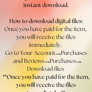 Pu&ograve; includere: Testo su uno sfondo giallo e rosa che spiega come scaricare i file digitali dopo l'acquisto. Il testo recita: "Le immagini saranno disponibili per il download immediato. Come scaricare i file digitali: Una volta che hai pagato l'articolo, riceverai i file immediatamente. Vai al tuo account Acquisti e recensioni Acquisti Scarica i file **Una volta che hai pagato l'articolo, riceverai i file immediatamente.**"