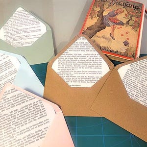 Juego de 4 sobres en 4 colores con forro de un antiguo libro infantil :)