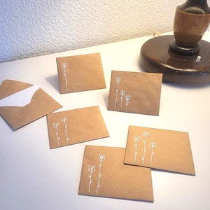 Conjunto de 10 mini envelopes papel kraft com ou sem flores