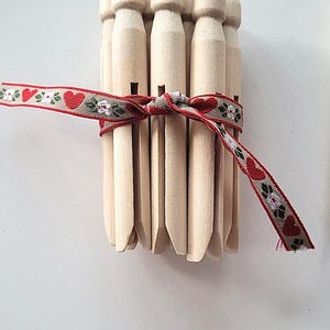 Set of 10 round-headed beechwood clothespins