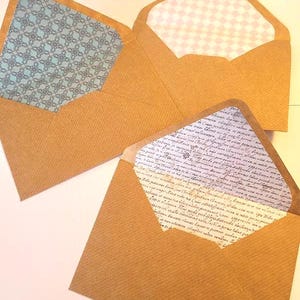 4 enveloppes doublées en papier kraft, légèrement nervurées :)