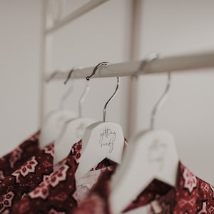 Percha de madera para boda - preparándose
