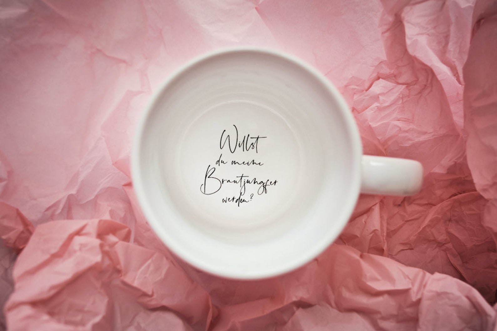 Tasse mit Schriftzug im Inneren