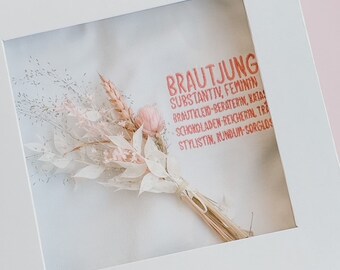 Gift bridesmaid T-shirt with dried flowers bouquet