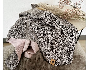 Babydecke Waffelpiqué personalisierbar mit Namen Leopard Leo Leolook Altrosa Geburt Taufe Kuscheldecke Kinderwagen