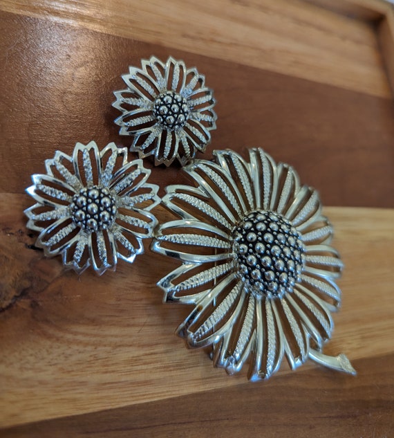 Sarah Coventry Brooch and Clip Earrings Daisy Mae - image 2