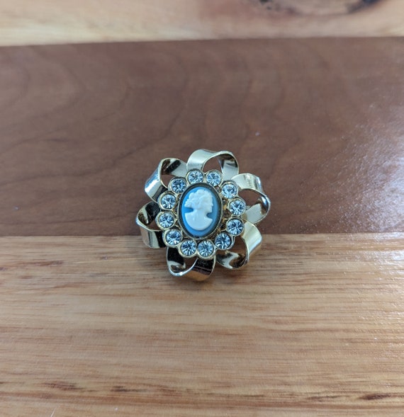 Sarah Coventry Brooch Wedgewood Cameo