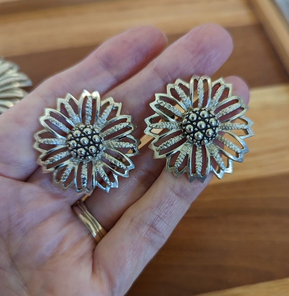 Sarah Coventry Brooch and Clip Earrings Daisy Mae - image 6