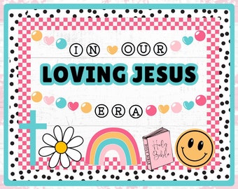 Może przedstawiać: Ozdobny znak z napisem "IN OUR LOVING JESUS ERA". Znak przedstawia jasnoniebieski krzyż, stokrotkę, tęczę, różową Biblię i żółtą buźkę. Obramowanie jest w czarno-białe kropki i różowo-białą kratę.