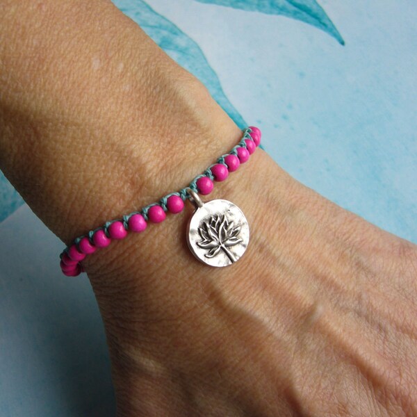Geknotetes Armband, knotted bracelet, türkis, pink, Howlithperlen, Metallanhänger Lotusblüte