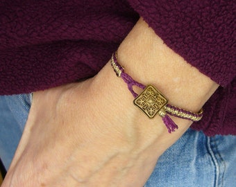 Armband Makramee, micromacrame bracelet, Makrameeschmuck, schmal, lässig, schöner Knopf, weinrot, bordeaux, gold