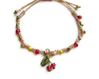 Bracciale annodato, sabbia, naturale, rosso, oro opaco, ciliegie, ciondolo a forma di ciliegia, perline, charm fatto a mano