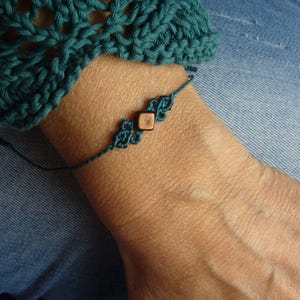 Macramé armband, micromacramé armband, petrol, micromacramé armband, minimalistische filigraan, Tsjechisch glas, ruit