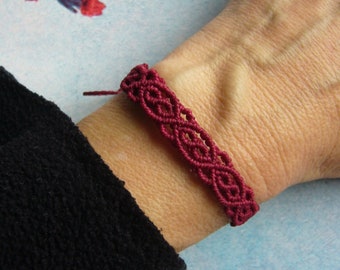 Makramee Armband, Makramee Schmuck, micromacrame bracelet, dunkelrot, schlicht, lässig