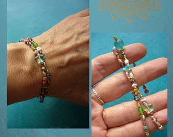 Bracelet bohème double rang, perles de verre, perles métalliques, noué, bracelet, perles de rocaille, filigrane, minimaliste, délicat, vert clair, coloré