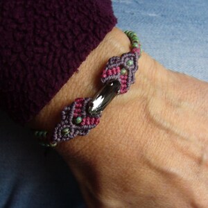 Makramee Armband, micromacrame bracelet, lila, grün, himbeer, Miyuki-Rocailles, mit eingefasstem Kristallcabochon von Aurora Bild 4
